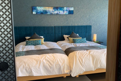 他の地域にある中くらいな和モダンなおしゃれな客用寝室 (青い壁、黒い床、クロスの天井、壁紙、和モダンな壁紙) のインテリア