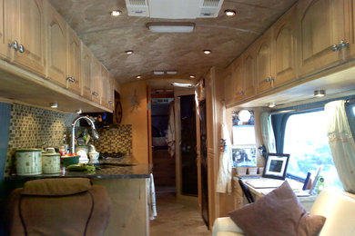 Kitchen - contemporary kitchen idea in Boise