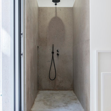 Bathroom Ceiling Shower in Picoas Apartment