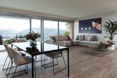Idee per un grande soggiorno minimalista stile loft con pareti beige, pavimento in gres porcellanato, nessuna TV e pavimento beige
