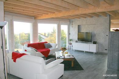 Cette image montre une salle de séjour design ouverte avec un mur gris, un sol en carrelage de céramique, un téléviseur indépendant et un sol gris.