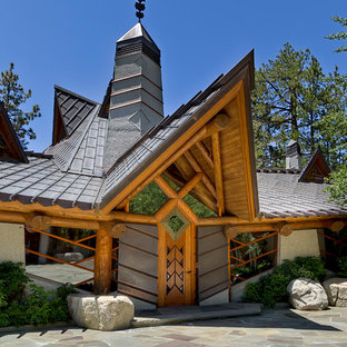 Eklektisk inredning av en mycket stor ingång och ytterdörr, med flerfärgade väggar, granitgolv, en enkeldörr, mellanmörk trädörr och grått golv