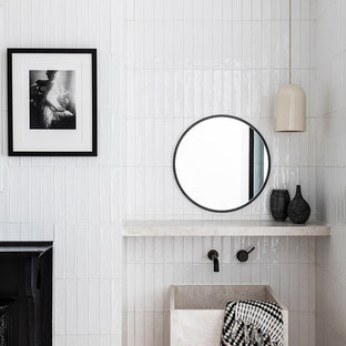 Foto di una stanza da bagno minimalista con piastrelle bianche, pareti bianche e lavabo a colonna