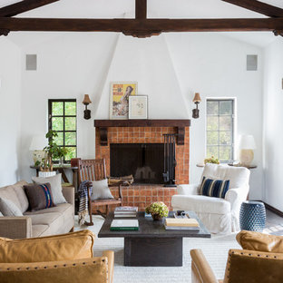 Imagen de salón para visitas cerrado, mediterráneo, con paredes blancas, chimenea tradicional y marco de chimenea de ladrillo
