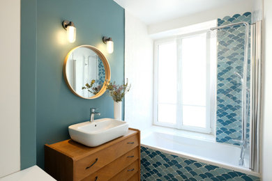 Cette photo montre une petite salle de bain principale moderne avec une baignoire encastrée, un combiné douche/baignoire, un carrelage bleu, des carreaux de céramique, un mur bleu, un sol en carrelage de céramique, un lavabo posé, un plan de toilette en bois, un sol blanc, un plan de toilette marron, une fenêtre et meuble simple vasque.