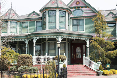 Example of a classic exterior home design in Philadelphia
