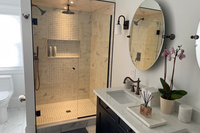На фото: ванная комната среднего размера в классическом стиле