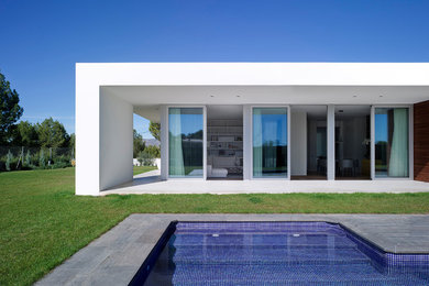This is an example of a contemporary exterior in Valencia.