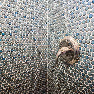Idée de décoration pour une petit salle de bain principale design avec un placard à porte plane, des portes de placard blanches, une baignoire posée, un combiné douche/baignoire, un WC à poser, un carrelage bleu, des carreaux de céramique, un mur bleu, un sol en carrelage de céramique, une vasque, un plan de toilette en carrelage, un sol turquoise, une cabine de douche avec un rideau, un plan de toilette turquoise, buanderie, meuble simple vasque, meuble-lavabo encastré et boiseries.