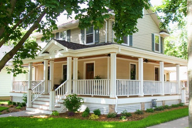 This is an example of a traditional porch design in Chicago.