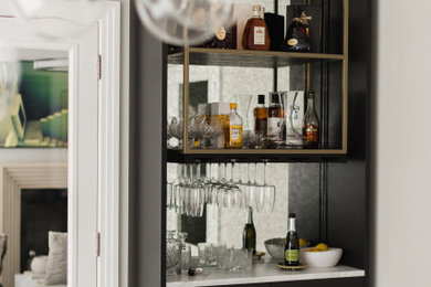 サリーにある高級な小さなコンテンポラリースタイルのおしゃれなホームバー (フラットパネル扉のキャビネット、黒いキャビネット、珪岩カウンター、白いキッチンカウンター) の写真