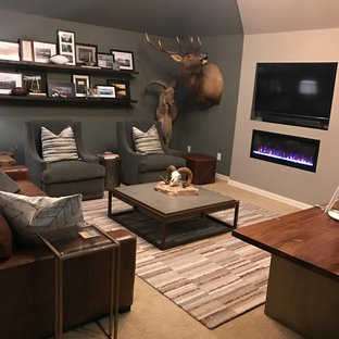 Inspiration för mellanstora rustika hemmabibliotek, med grå väggar, heltäckningsmatta, en hängande öppen spis, ett fristående skrivbord och beiget golv