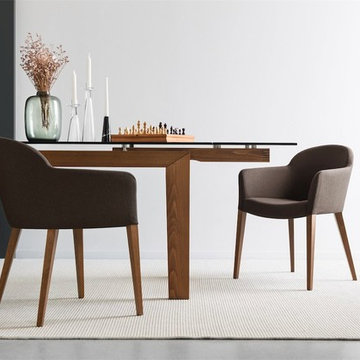 Maestro Table and Gossip Armchairs