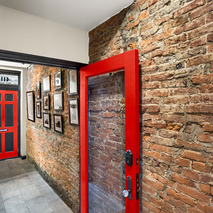 Удачное сочетание для дизайна помещения: большая узкая прихожая в стиле лофт с красными стенами, полом из сланца, одностворчатой входной дверью и красной входной дверью - самое интересное для вас