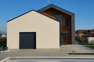 Esempio di un'ampia piscina a sfioro infinito minimalista rettangolare nel cortile laterale con pavimentazioni in cemento