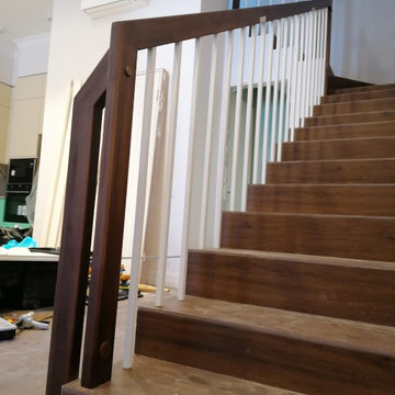 три лестницы  с металлическим ограждением