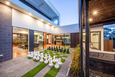 Inspiration for a contemporary patio in Canberra - Queanbeyan.