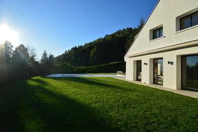 Idées déco pour une piscine contemporaine.