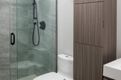 Example of a minimalist bathroom design in Toronto