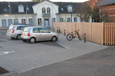 P-plads og indgang til Skt. Josefs Skole i Roskilde
