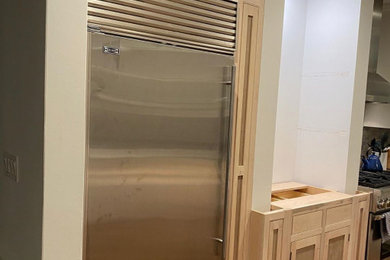 Inspiration for a mid-sized country eat-in kitchen remodel in New York with shaker cabinets and an island