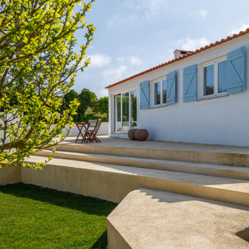 White Façade and Lawn in Óbidos