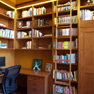 Foto på ett funkis arbetsrum, med orange väggar