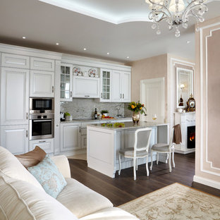 На фото: большая линейная кухня-гостиная в классическом стиле с столешницей из гранита и островом с