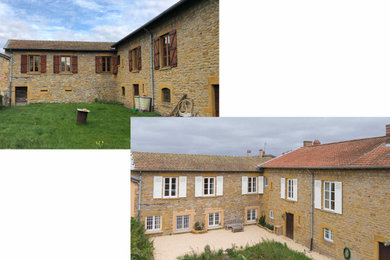 Exemple d'une façade de maison beige chic en pierre avec un toit à deux pans, un toit en tuile et un toit rouge.