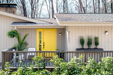Imagen de fachada de casa beige y gris vintage de tamaño medio de una planta con revestimiento de madera, tejado a dos aguas, tejado de teja de madera y tablilla