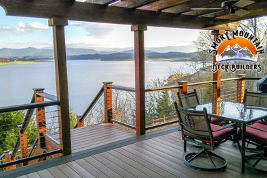 Imagen de terraza minimalista de tamaño medio en patio trasero con pérgola