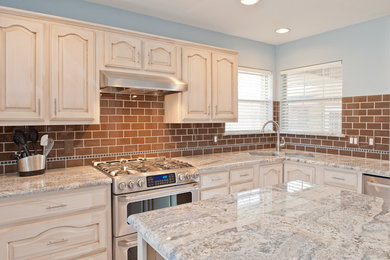Example of a classic kitchen design in Dallas