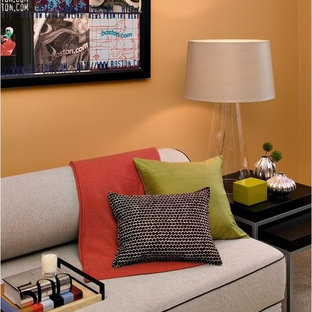 Idéer för funkis vardagsrum, med gula väggar och heltäckningsmatta