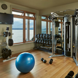 シアトルのビーチスタイルのおしゃれなホームジム (オレンジの床) の写真