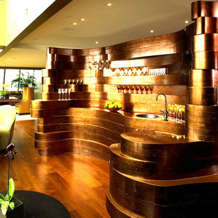 マンチェスターの中サイズのコンテンポラリースタイルのおしゃれなウェットバー (アンダーカウンターシンク、オープンシェルフ、銅製カウンター、木材のキッチンパネル、濃色無垢フローリング) の写真