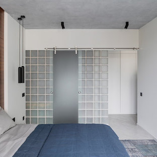 На фото: хозяйские спальни в современном стиле с белыми стенами, светлым паркетным полом и серым полом