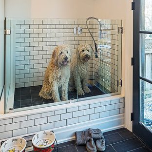 Ejemplo de lavadero clásico con paredes blancas y suelo negro