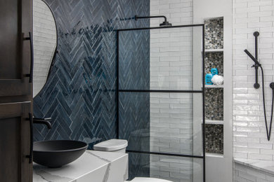 Пример оригинального дизайна: ванная комната среднего размера в современном стиле с фасадами в стиле шейкер, темными деревянными фасадами, душем без бортиков, раздельным унитазом, синей плиткой, керамогранитной плиткой, синими стенами, полом из керамогранита, настольной раковиной, столешницей из искусственного кварца, серым полом, открытым душем, белой столешницей, сиденьем для душа, тумбой под одну раковину и подвесной тумбой