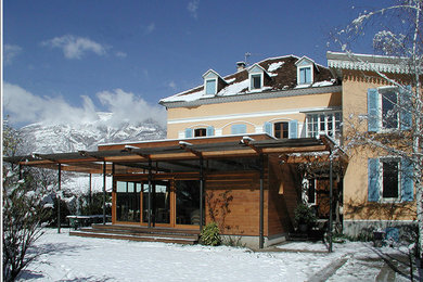 Inspiration pour une façade de maison chalet.
