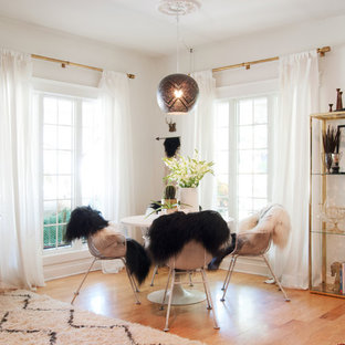 クリーブランドの広いエクレクティックスタイルのLDKの画像 (白い壁、無垢フローリング、暖炉なし)