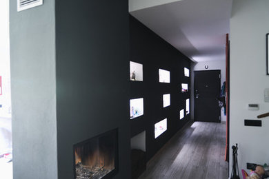 Ejemplo de distribuidor actual grande con paredes grises y suelo de madera en tonos medios