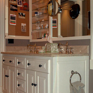Foto di una grande stanza da bagno padronale vittoriana con ante con bugna sagomata, ante bianche, pareti grigie, pavimento con piastrelle in ceramica, lavabo sottopiano, top in granito, pavimento beige e top beige