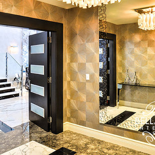 Eklektisk inredning av en foajé, med metallisk väggfärg, en dubbeldörr och en svart dörr