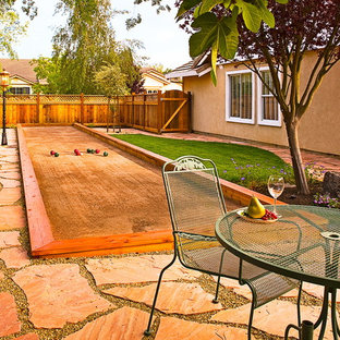Eklektischer Garten hinter dem Haus mit Sportplatz in San Francisco
