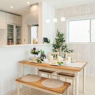 Идея дизайна: гостиная-столовая среднего размера в стиле шебби-шик с белыми стенами, деревянным полом и белым полом без камина