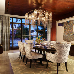 マイアミの中サイズのアジアンスタイルのLDKの画像 (茶色い壁、コンクリートの床、暖炉なし、茶色い床)