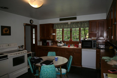 Example of an ornate kitchen design in Cleveland