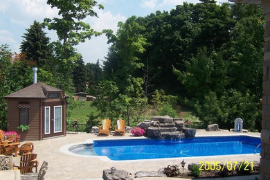 Example of an arts and crafts pool design in Toronto