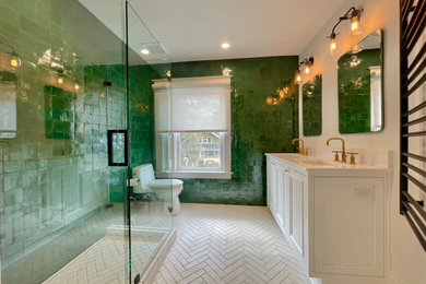 Réalisation d'une salle d'eau craftsman de taille moyenne avec un placard à porte affleurante, des portes de placard blanches, une douche d'angle, WC à poser, un carrelage vert, des carreaux de porcelaine, un mur vert, un sol en carrelage de porcelaine, un lavabo encastré, un plan de toilette en granite, un sol blanc, une cabine de douche à porte battante, un plan de toilette blanc, meuble double vasque et meuble-lavabo encastré.