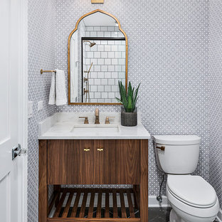 シカゴのトランジショナルスタイルのおしゃれなトイレ・洗面所 (家具調キャビネット、濃色木目調キャビネット、分離型トイレ、グレーの壁、アンダーカウンター洗面器、グレーの床) の写真